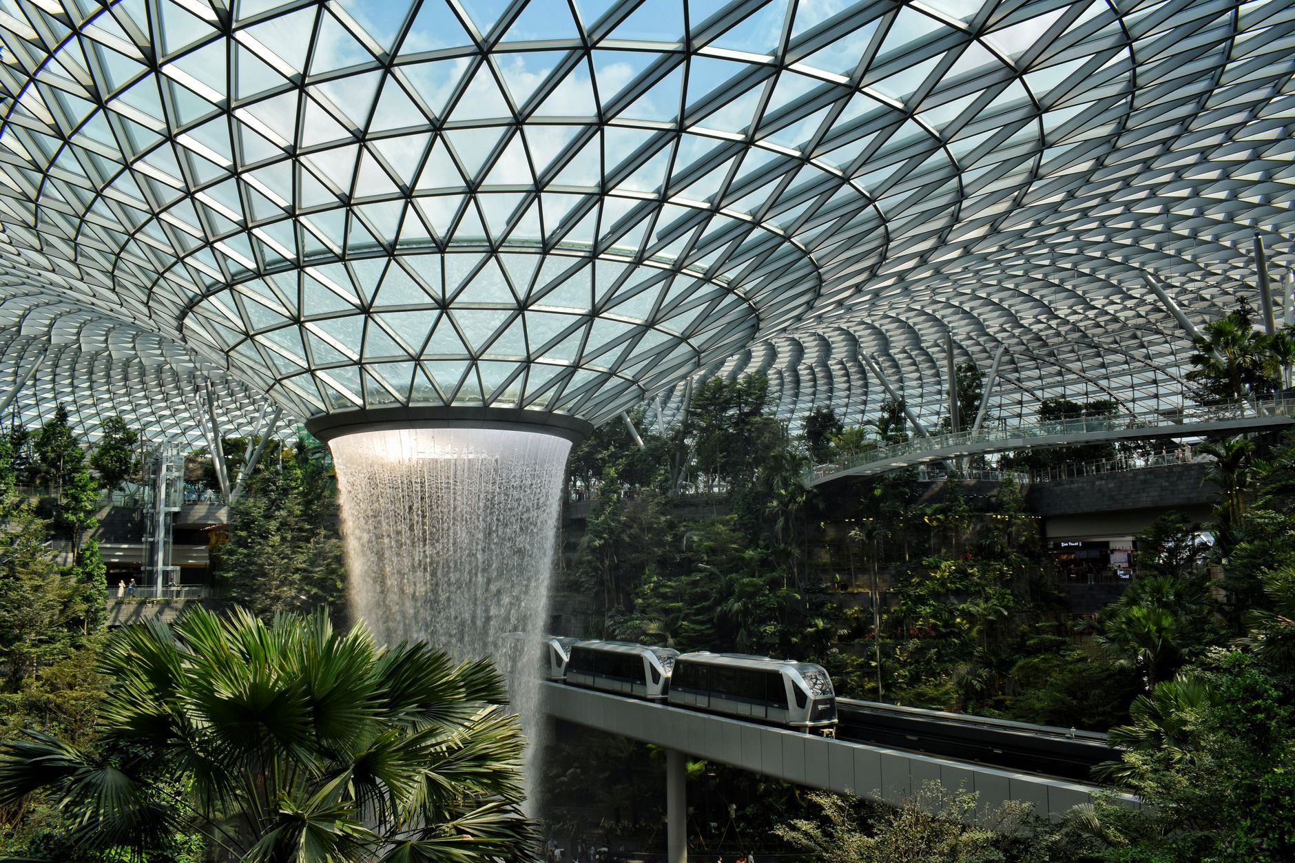 香港國際機場離境大堂深夜時分，旅客稀少，燈光柔和