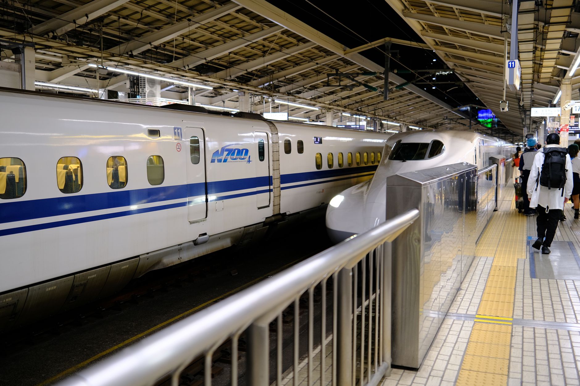 東京站新幹線月台人潮